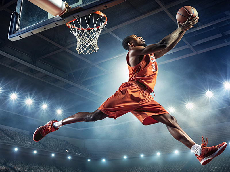 來了個方丈妖刀向馬刺球迷脫帽致敬，這頭怎么這么亮哈哈！